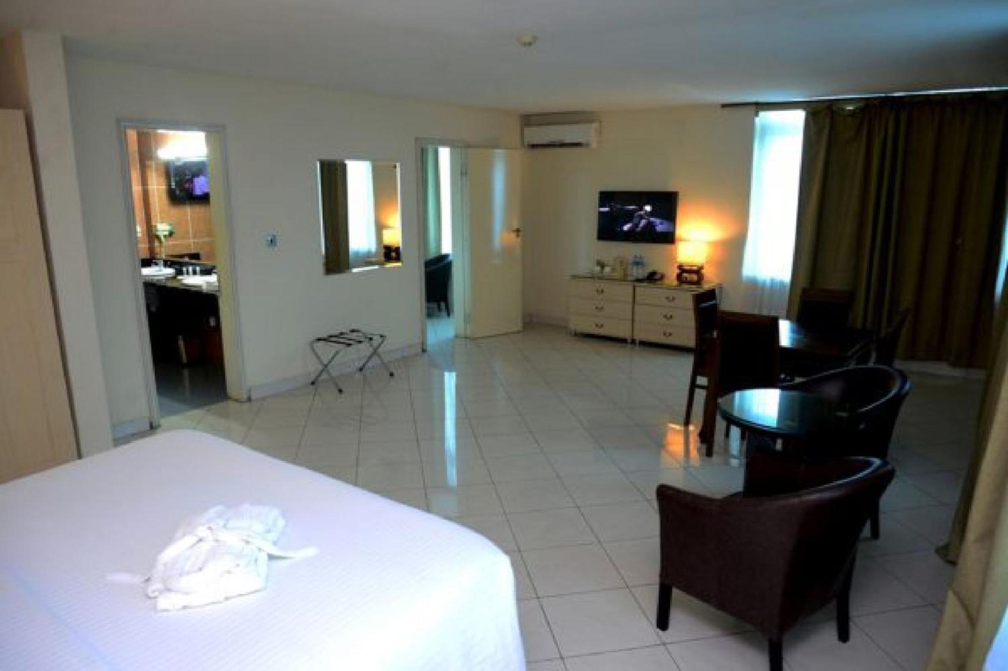 Room In Lodge - Golden Royale Hotel Enugu Exteriör bild