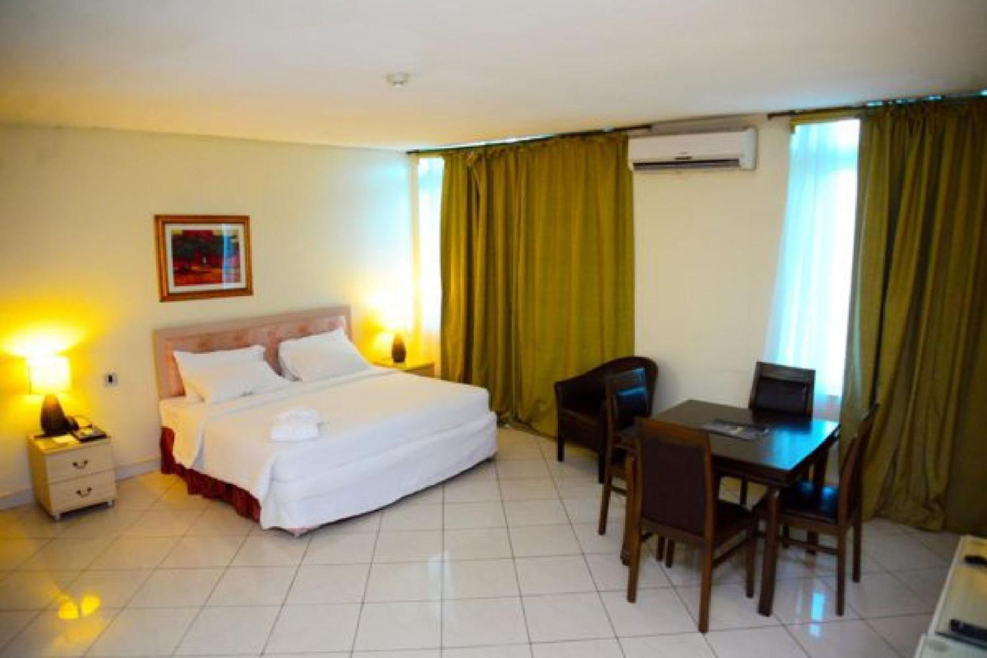 Room In Lodge - Golden Royale Hotel Enugu Exteriör bild
